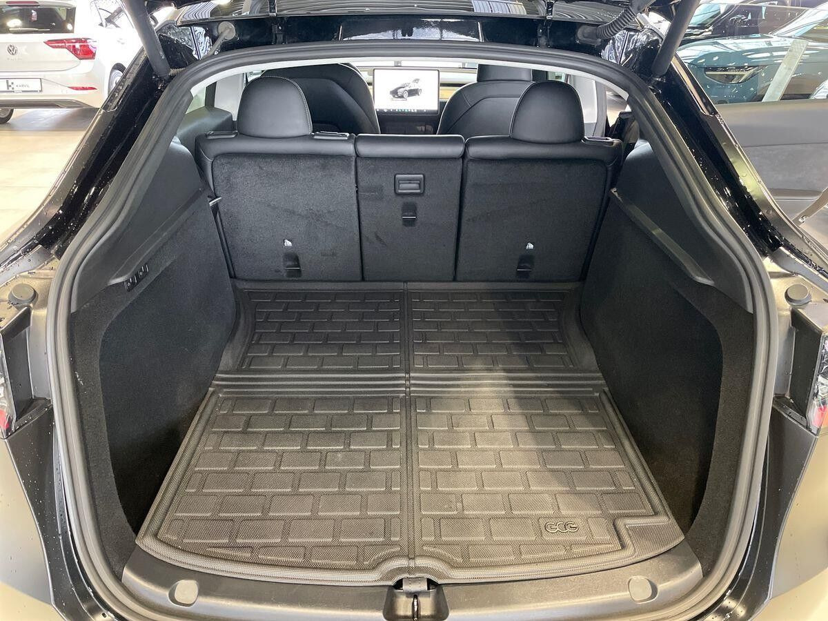 Sort Tesla Model Y fra 2024