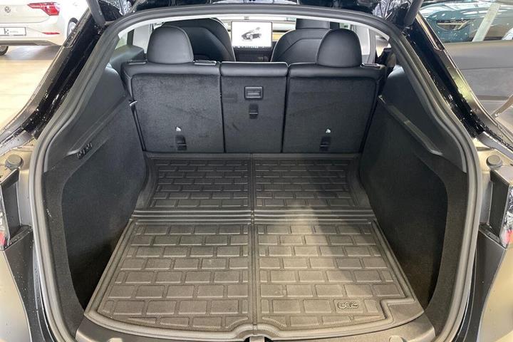 Sort Tesla Model Y fra 2024
