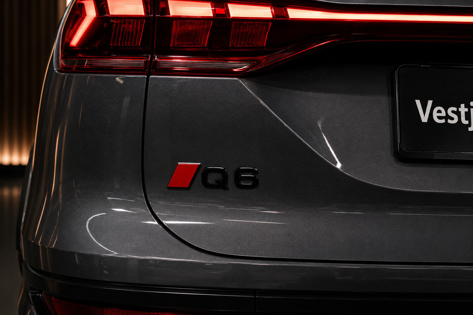 Grå Audi Q6 e-tron fra 2024
