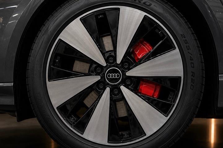 Grå Audi Q6 e-tron fra 2024