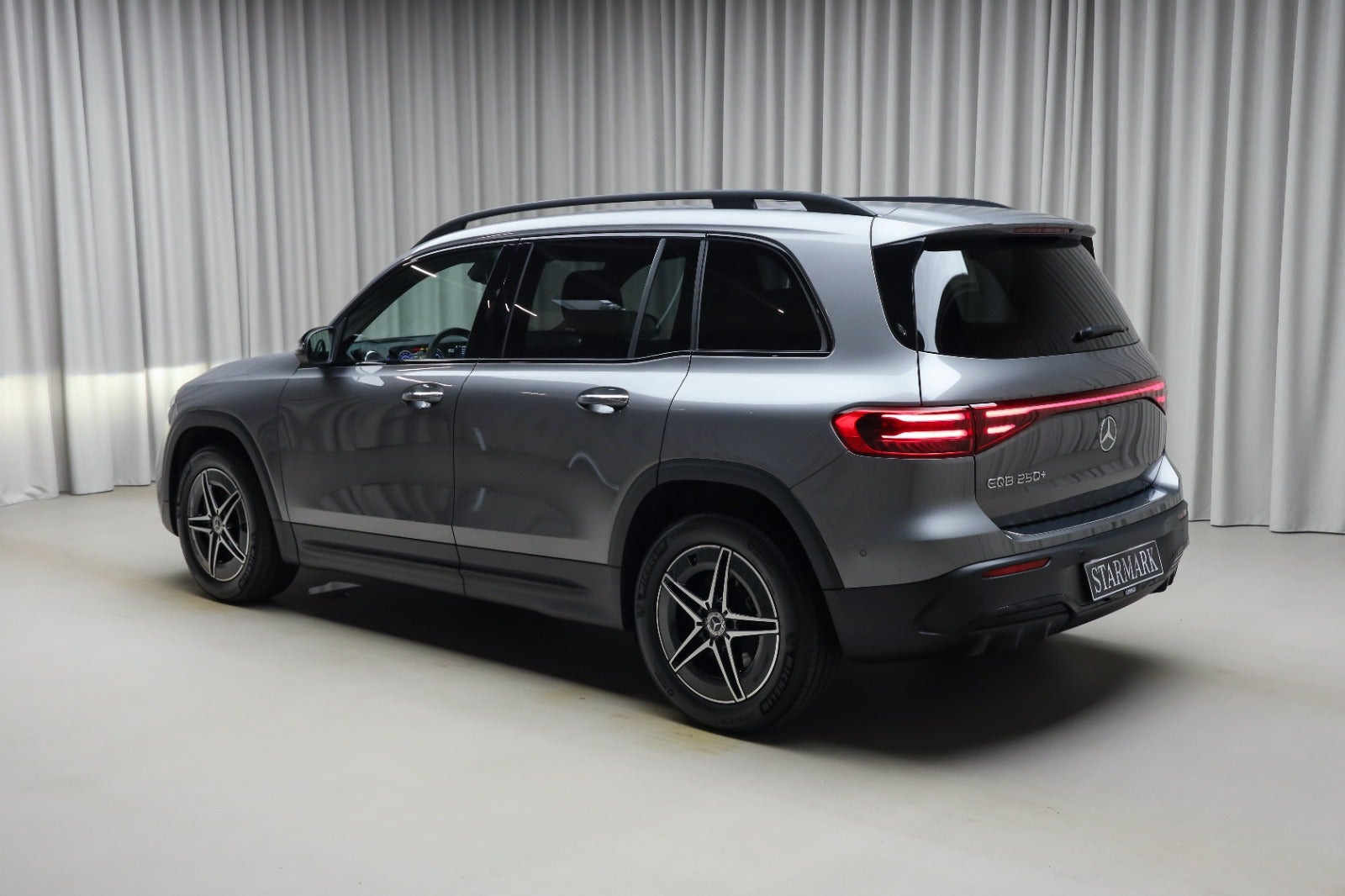 Grå Mercedes EQB250+ fra 2026