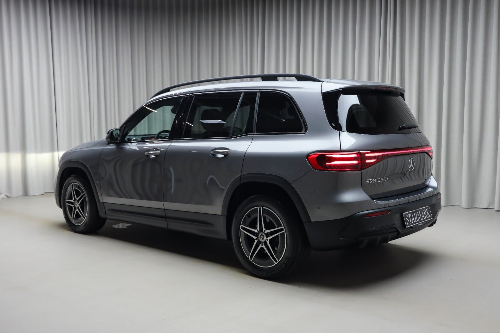Grå Mercedes EQB250+ fra 2026