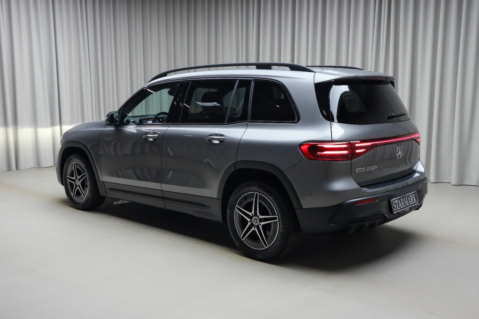 Grå Mercedes EQB250+ fra 2026