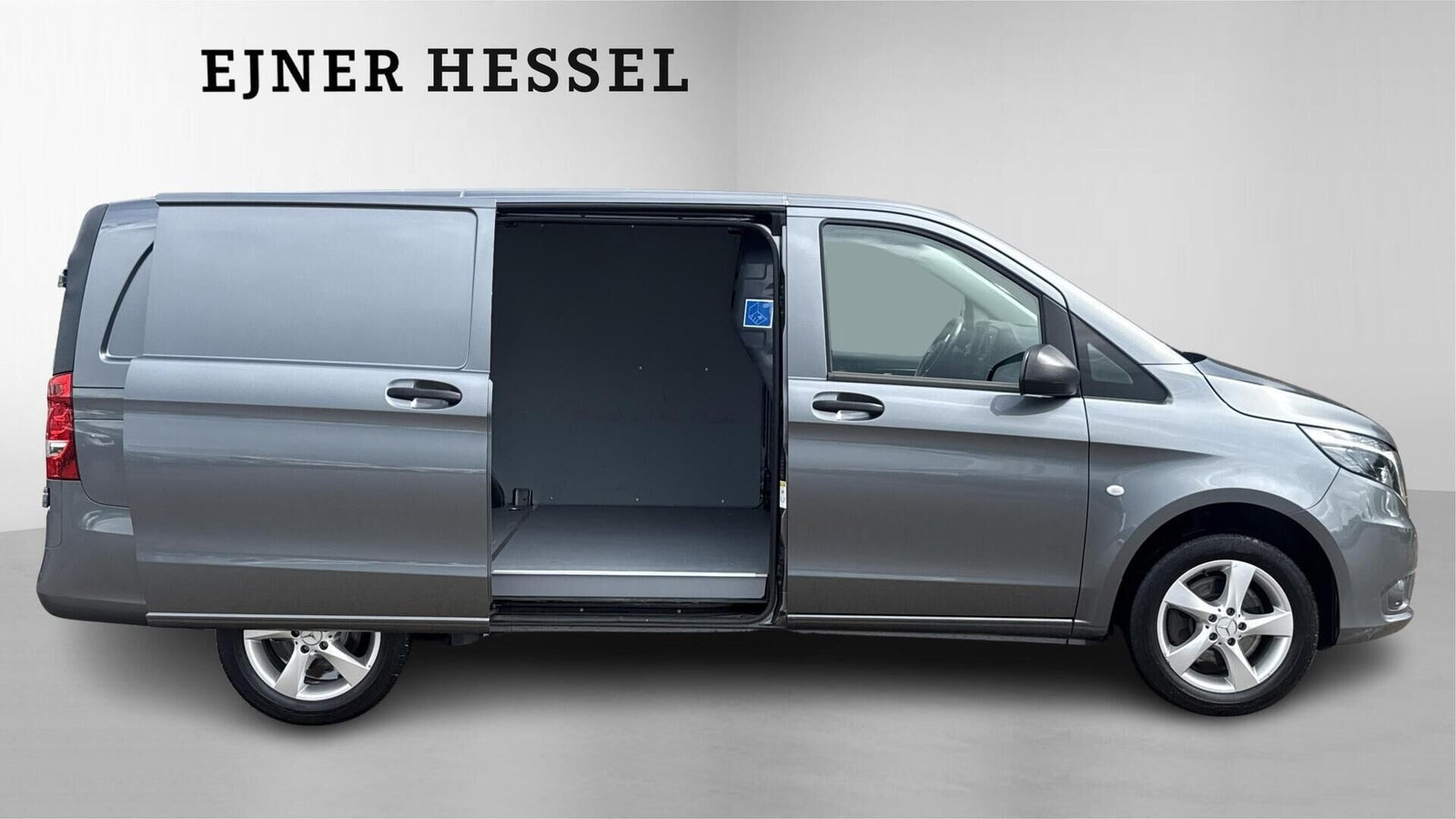 Grå Mercedes Vito 116 fra 2023