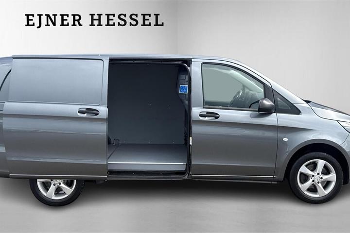 Grå Mercedes Vito 116 fra 2023