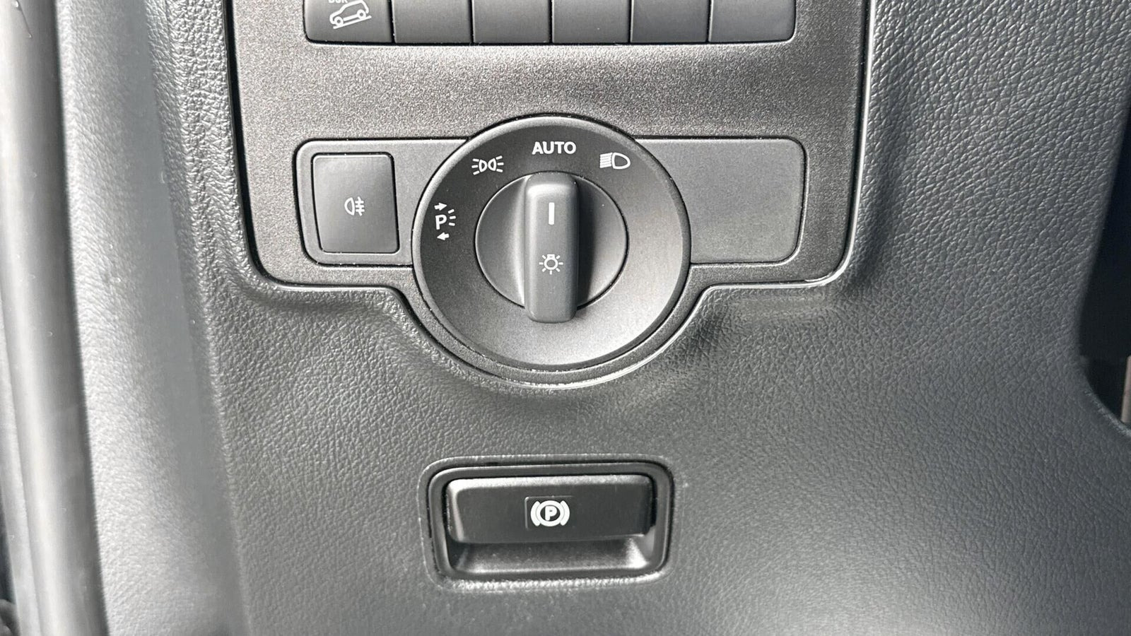 Grå Mercedes Vito 116 fra 2023