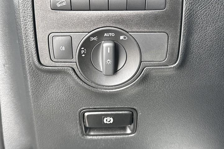Grå Mercedes Vito 116 fra 2023