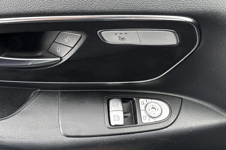 Grå Mercedes Vito 116 fra 2023