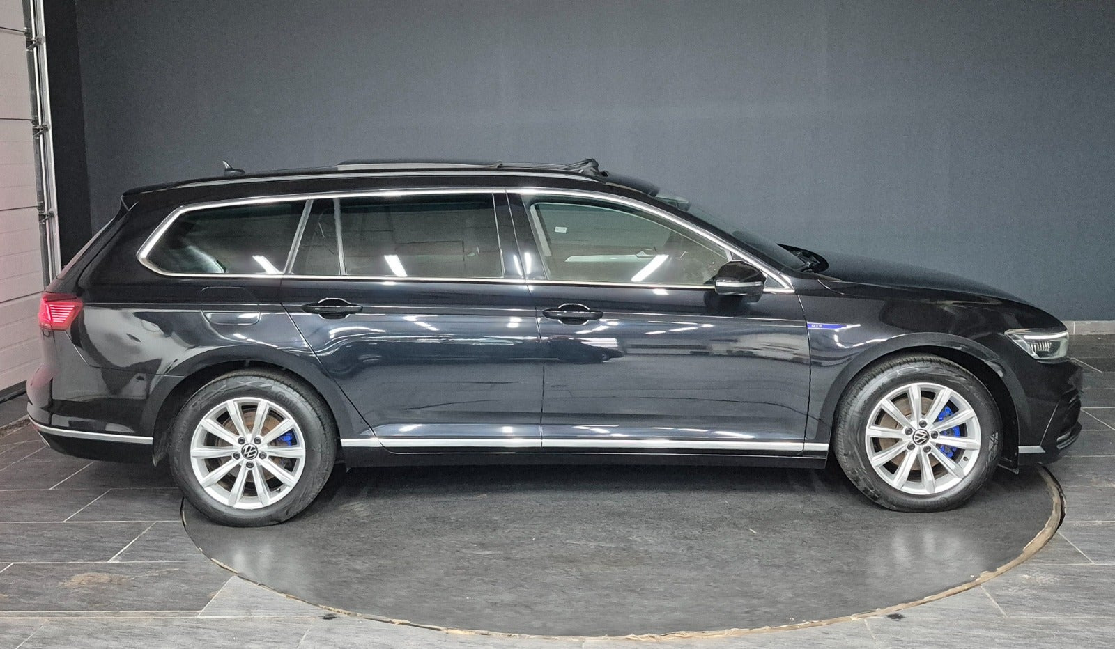 Sort VW Passat fra 2022