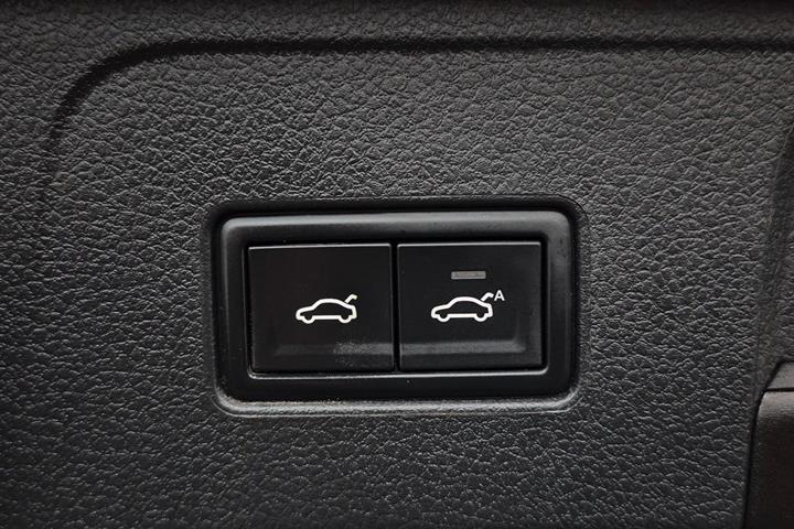 Sort VW Passat fra 2022