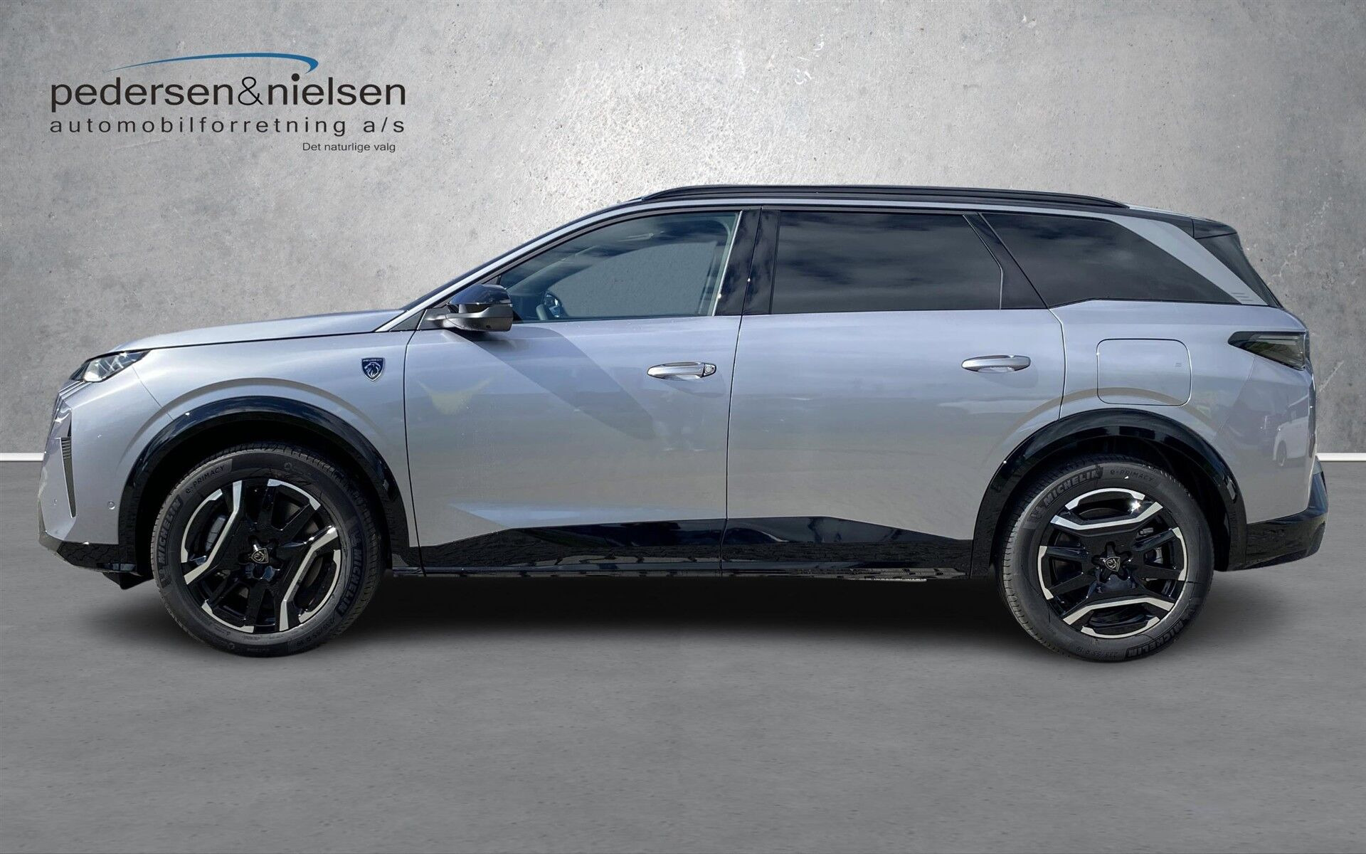 Grå Peugeot e-5008 fra 2026