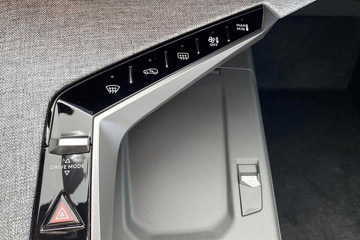Grå Peugeot e-5008 fra 2026