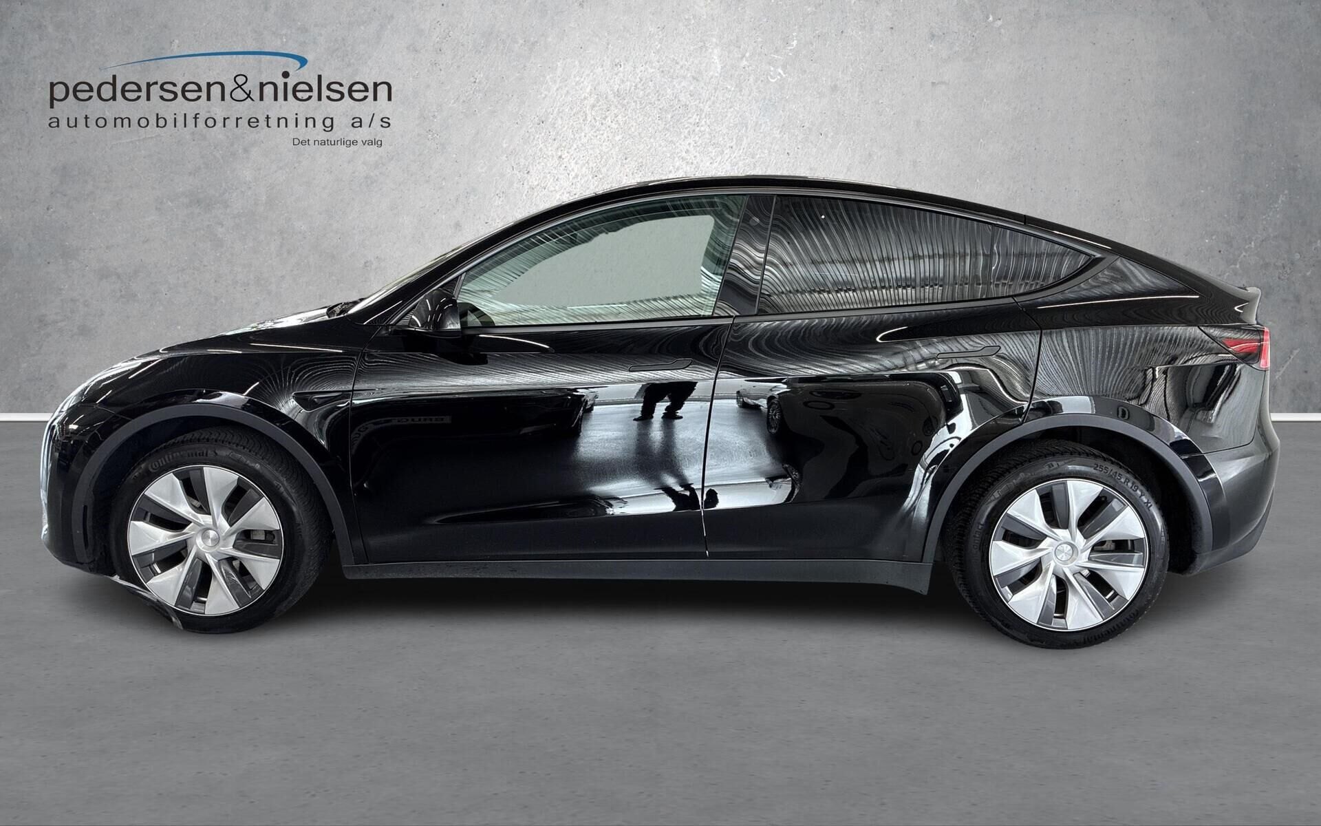 Sort Tesla Model Y fra 2022