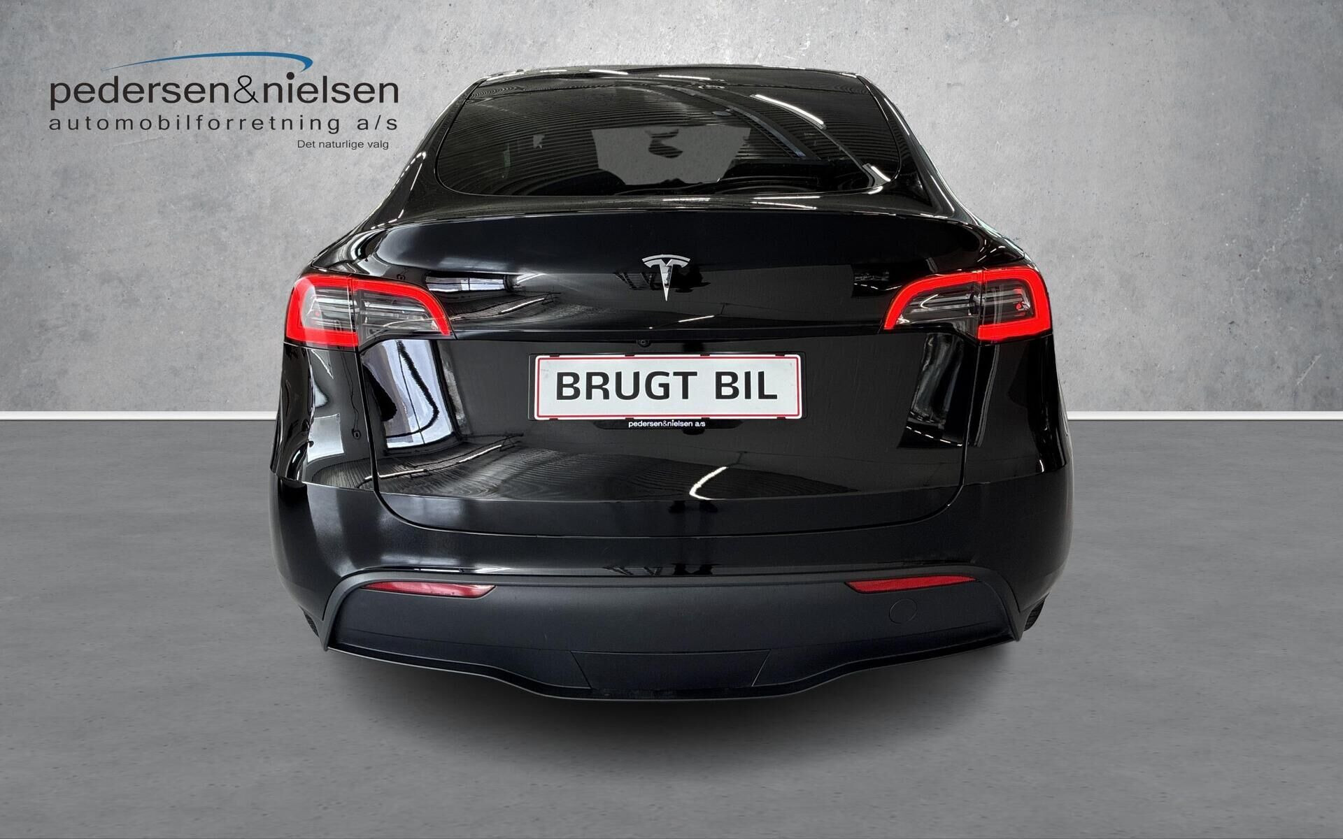 Sort Tesla Model Y fra 2022