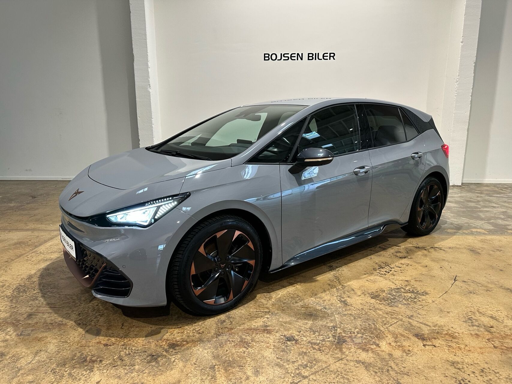 Grå Cupra Born fra 2024 set udefra