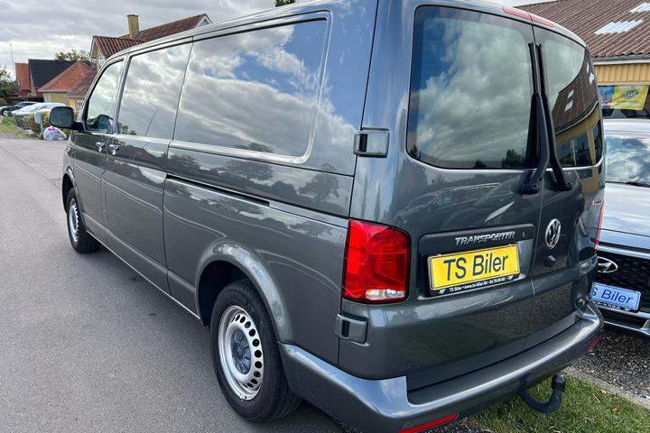 Grå VW Transporter fra 2024