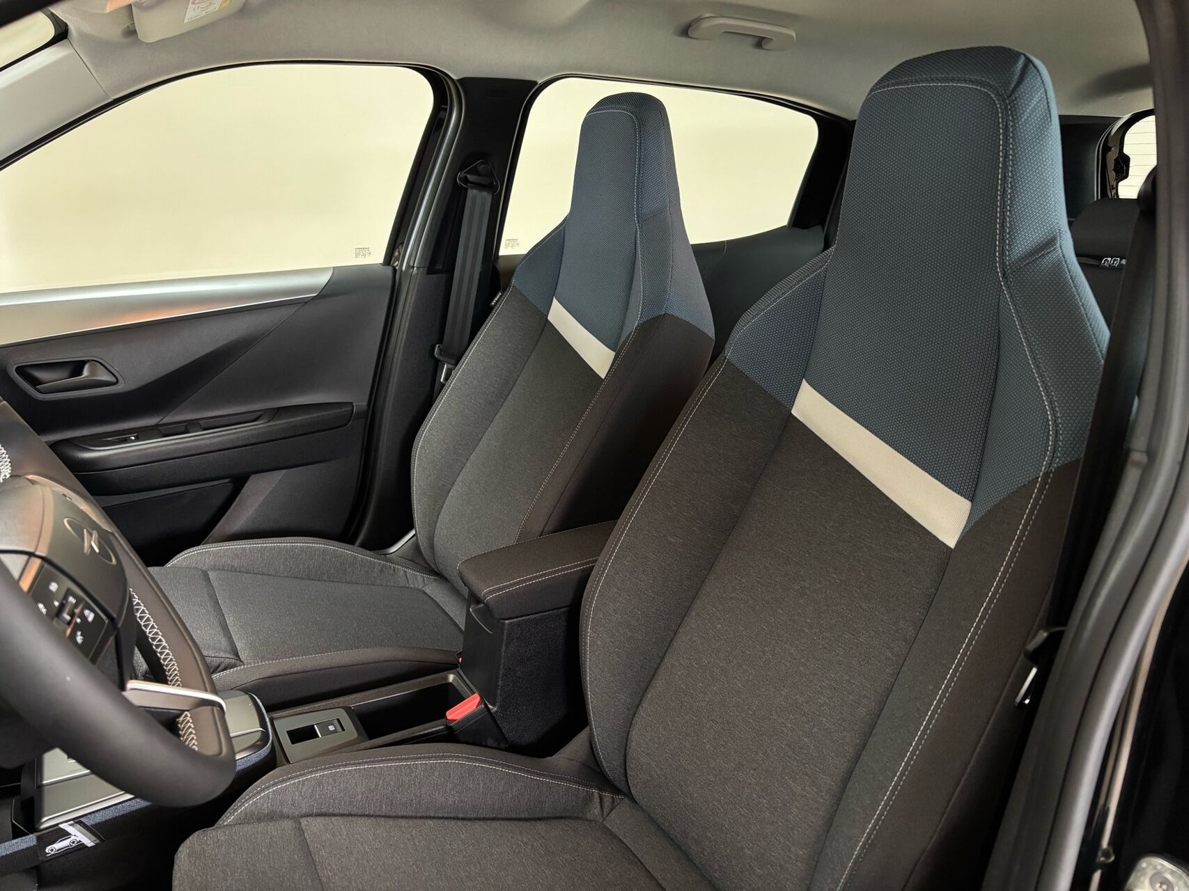 Sort Opel Frontera fra 2025