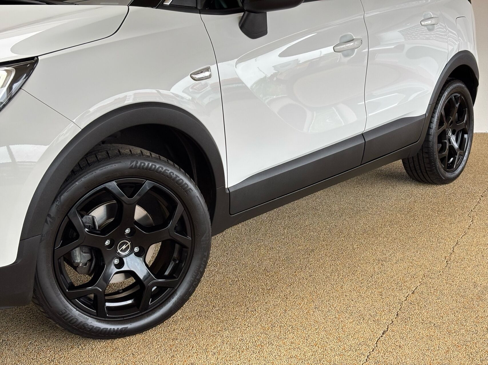 Hvid Opel Crossland fra 2023