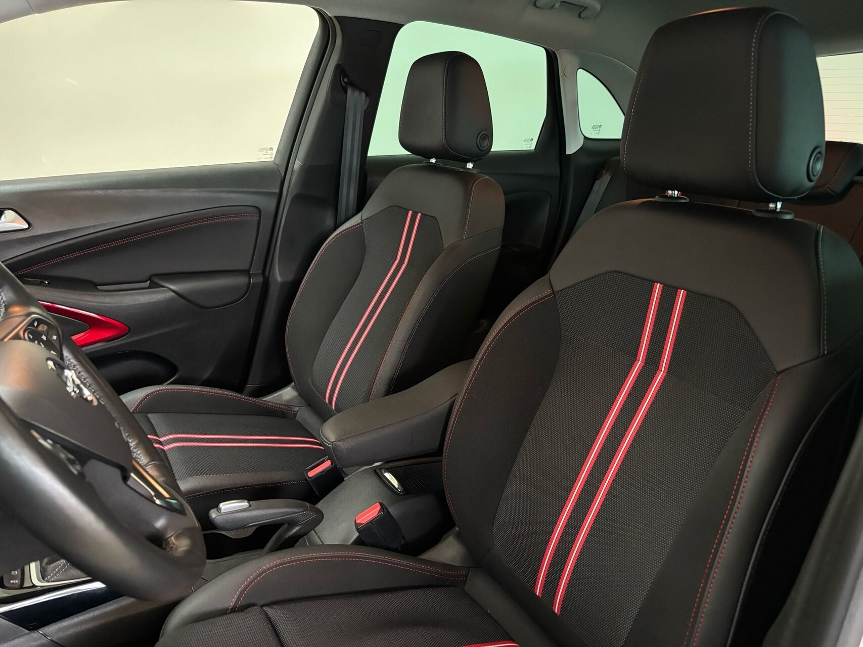 Hvid Opel Crossland fra 2023