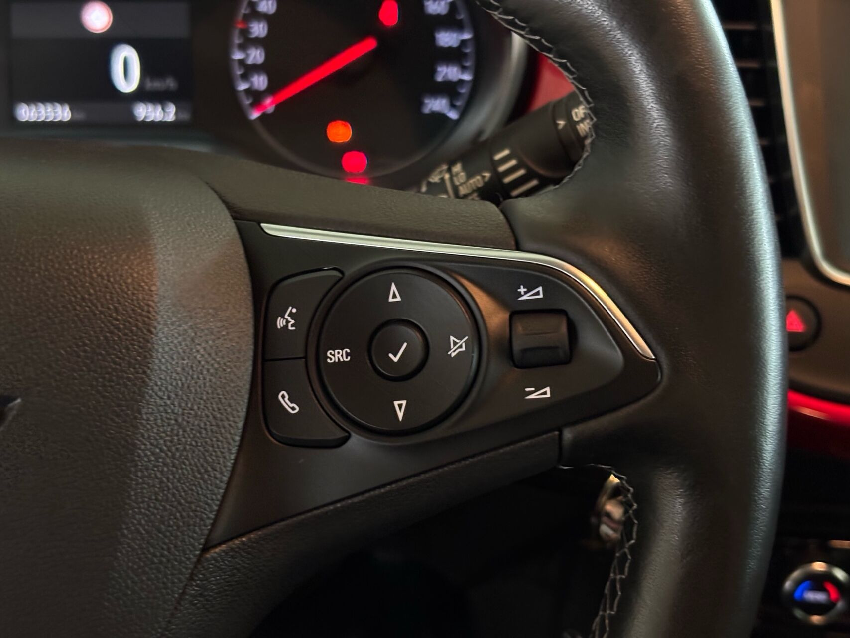 Hvid Opel Crossland fra 2023
