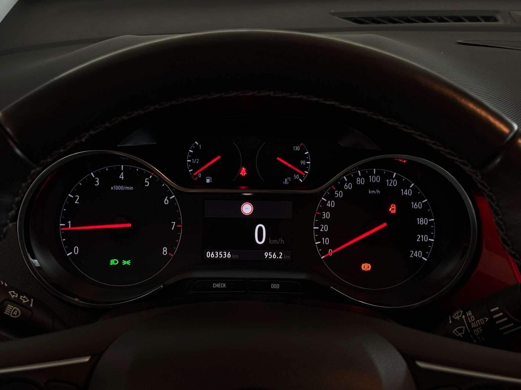 Hvid Opel Crossland fra 2023