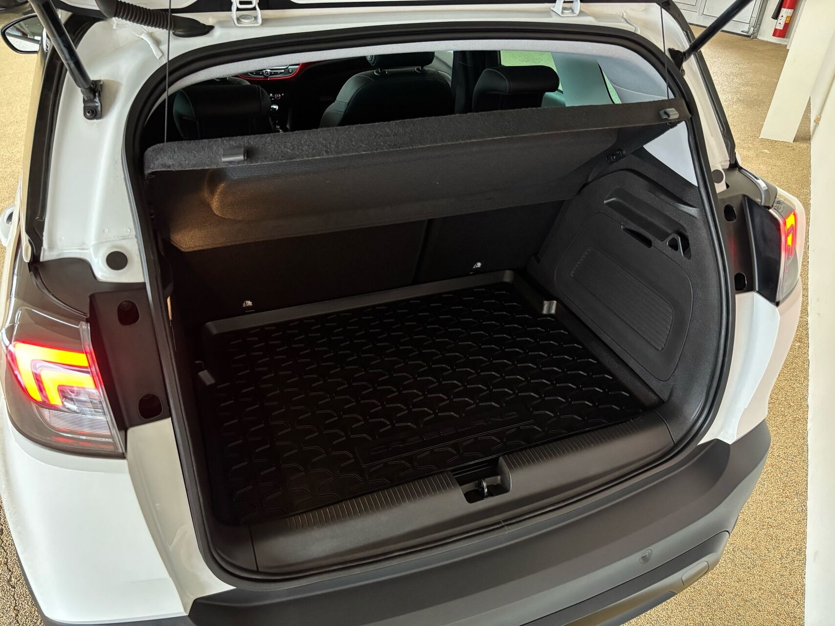 Hvid Opel Crossland fra 2023