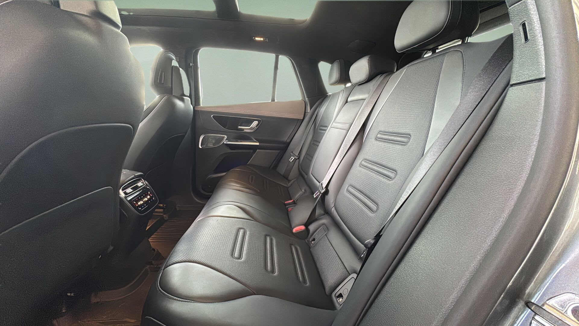 Grå Mercedes EQE 43 AMG fra 2024