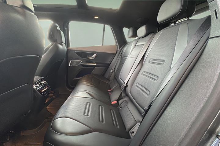 Grå Mercedes EQE 43 AMG fra 2024
