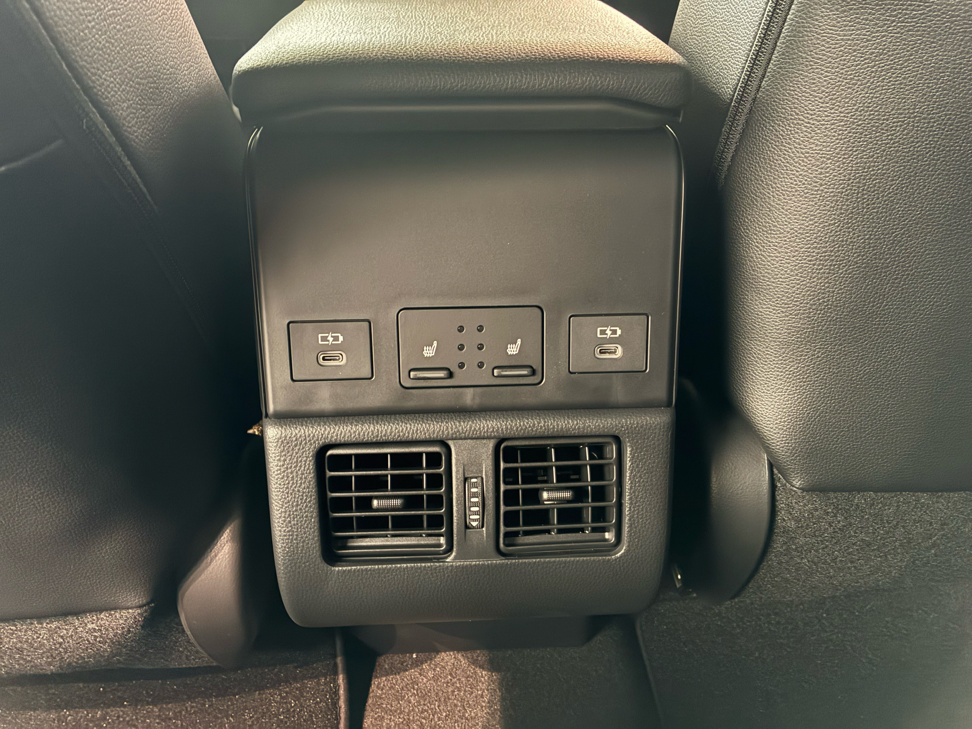 Sølv Toyota BZ4X fra 2025