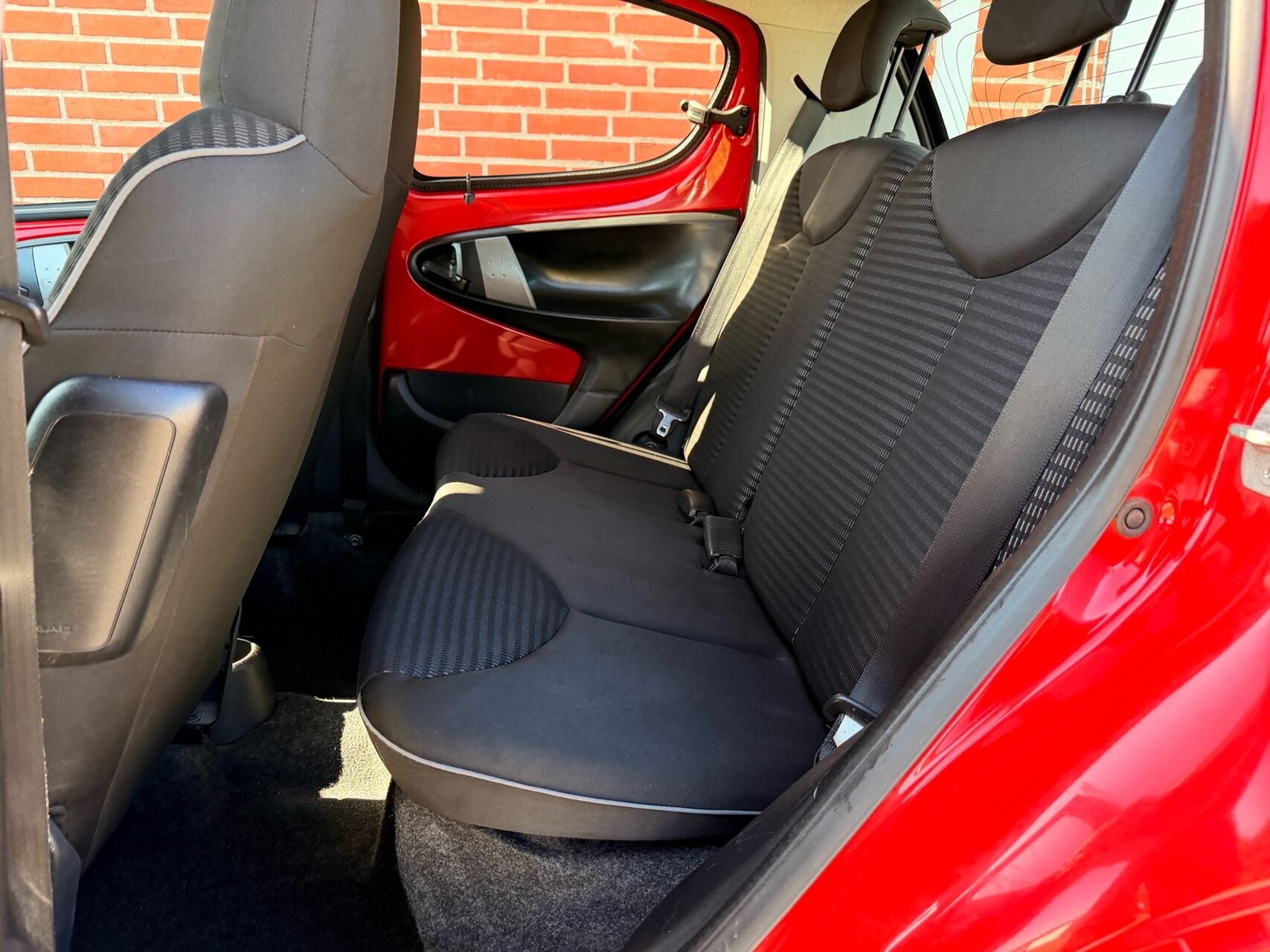 Rød Peugeot 107 fra 2012