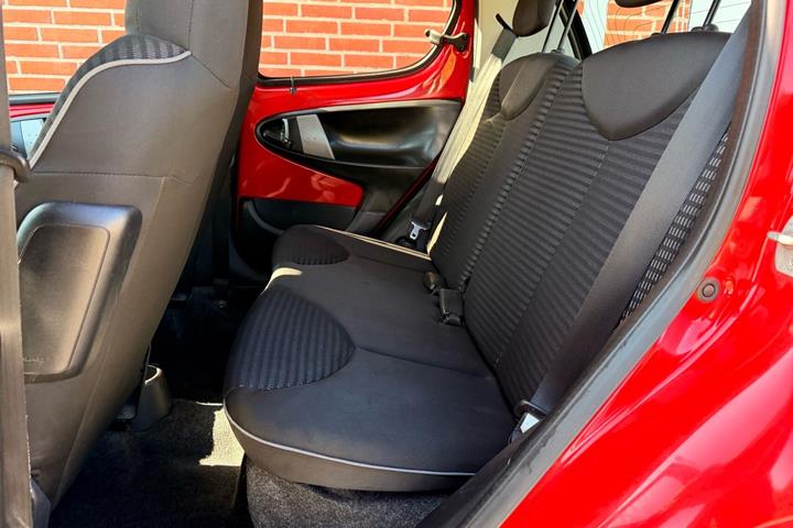 Rød Peugeot 107 fra 2012