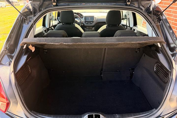 Sort Peugeot 208 fra 2016
