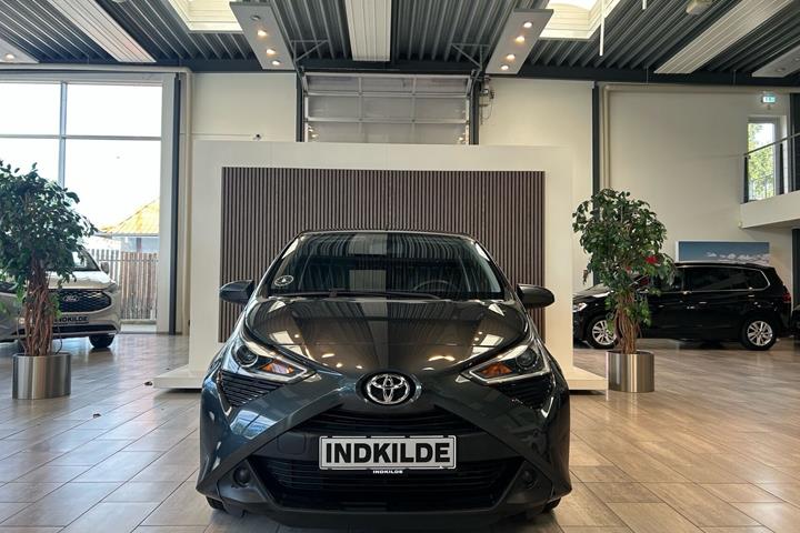 Grå Toyota Aygo fra 2020