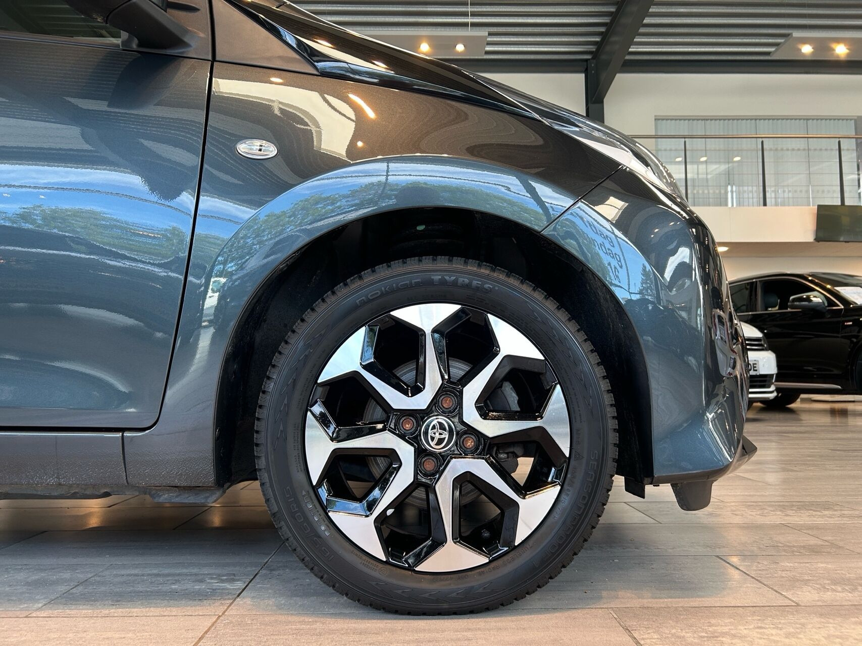 Grå Toyota Aygo fra 2020