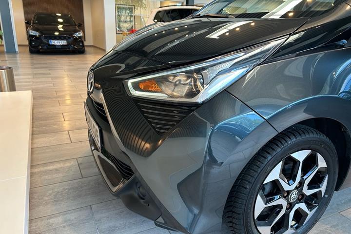 Grå Toyota Aygo fra 2020