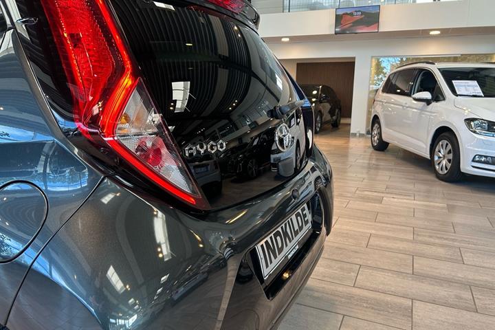Grå Toyota Aygo fra 2020