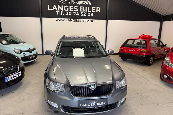 Grå Skoda Superb fra 2013
