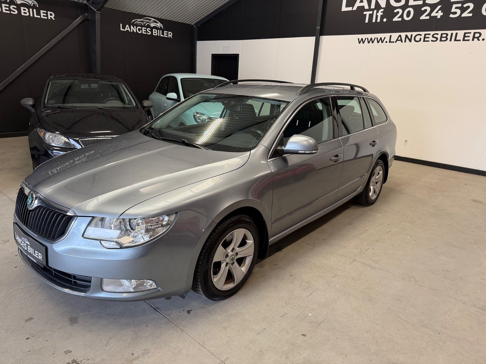Grå Skoda Superb fra 2013