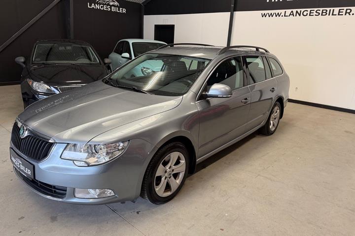 Grå Skoda Superb fra 2013
