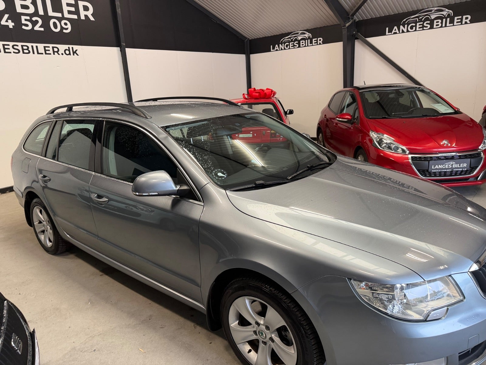 Grå Skoda Superb fra 2013