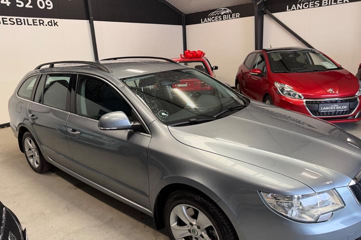 Grå Skoda Superb fra 2013