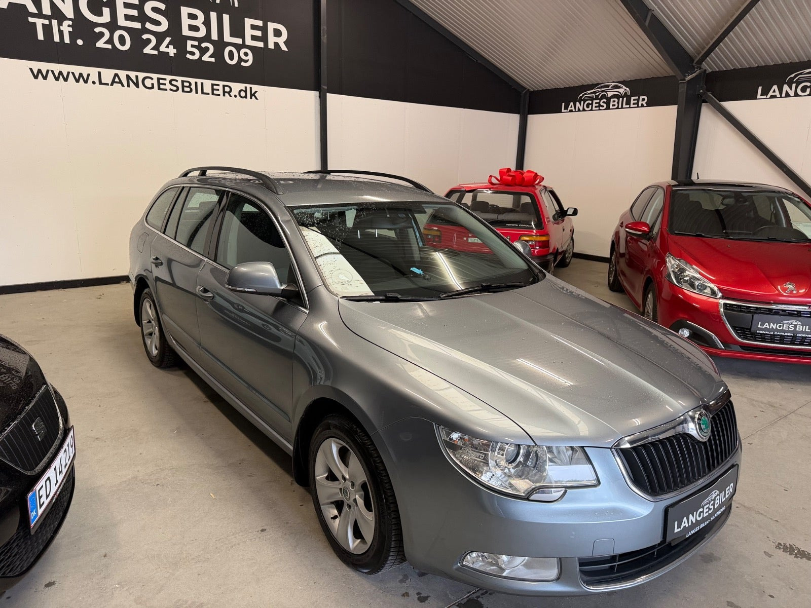Grå Skoda Superb fra 2013