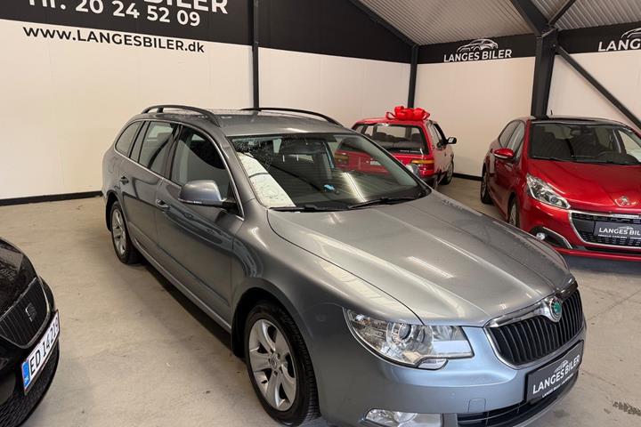 Grå Skoda Superb fra 2013