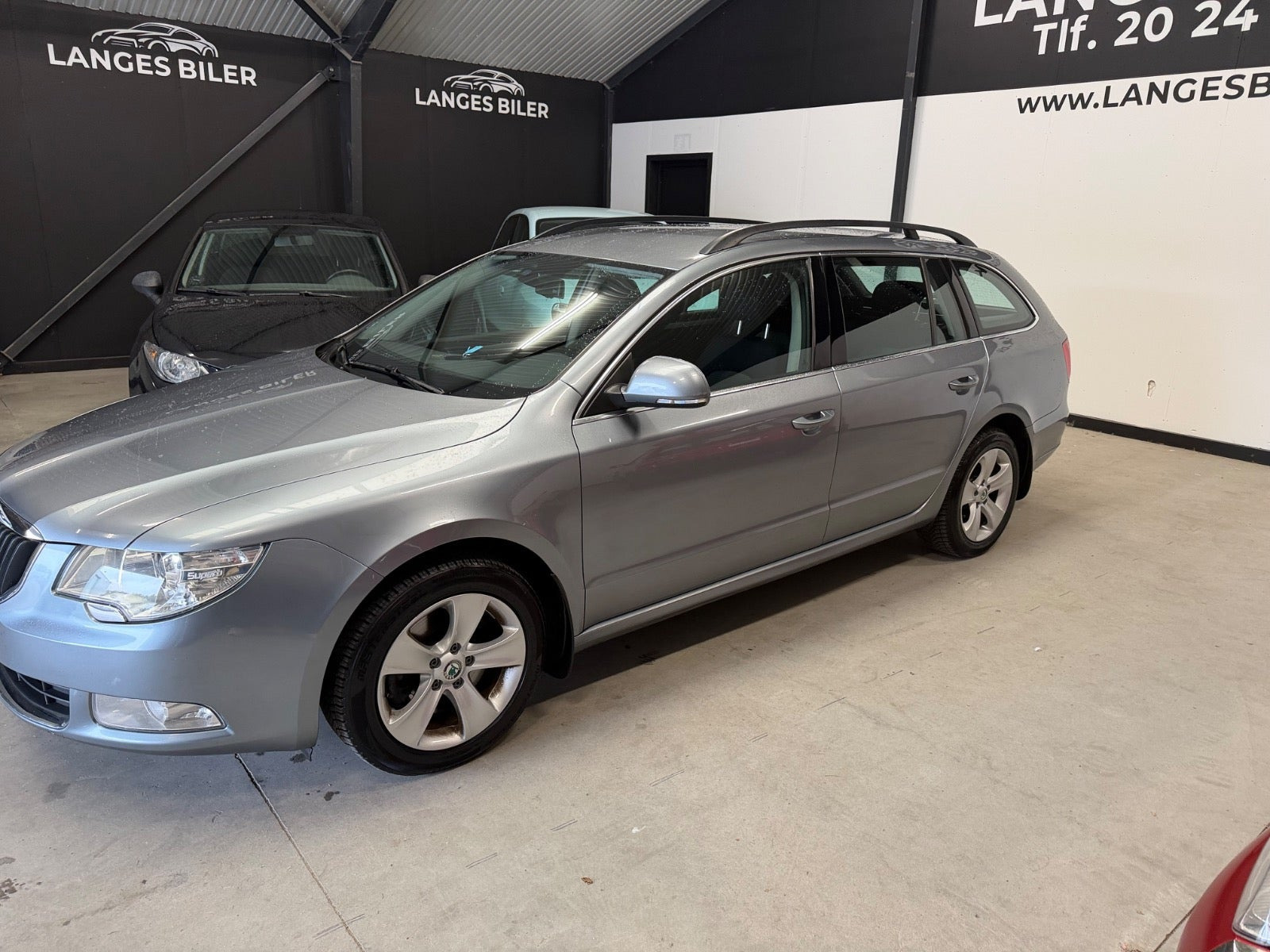 Grå Skoda Superb fra 2013