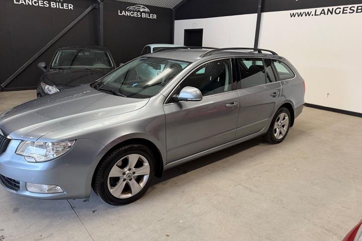 Grå Skoda Superb fra 2013