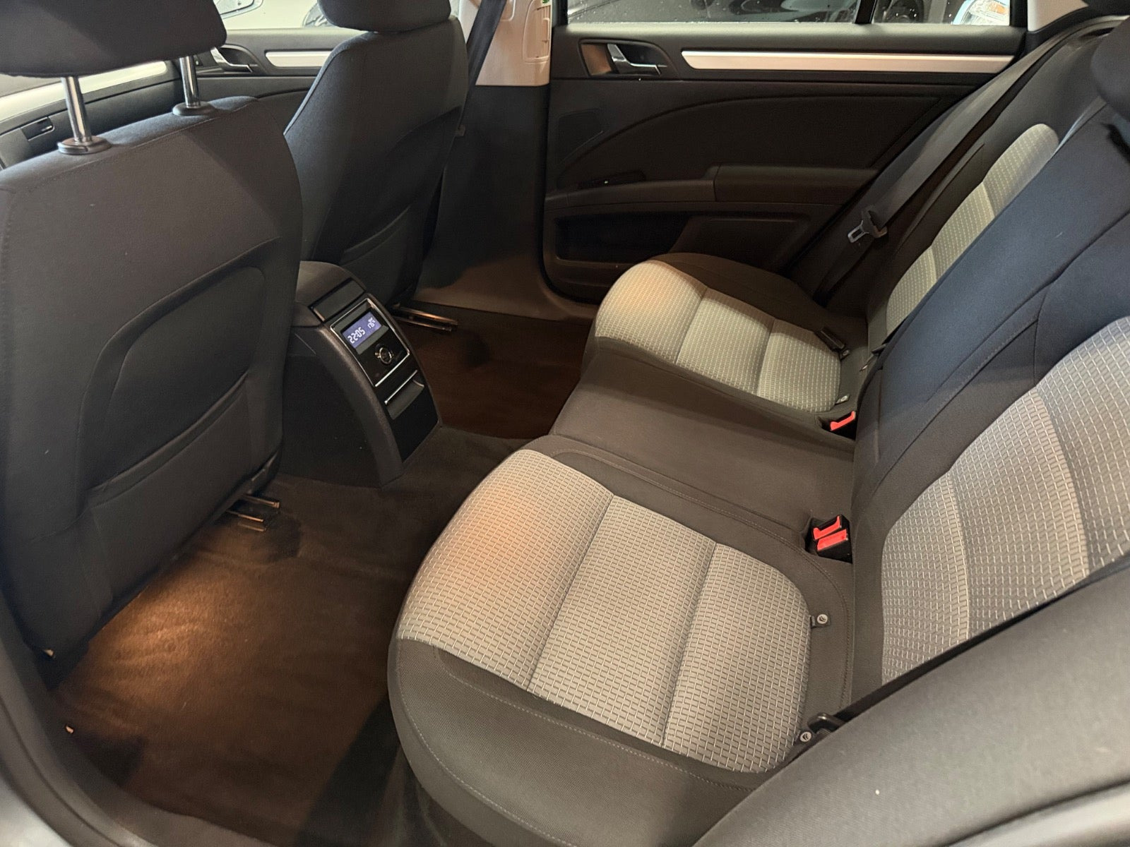 Grå Skoda Superb fra 2013