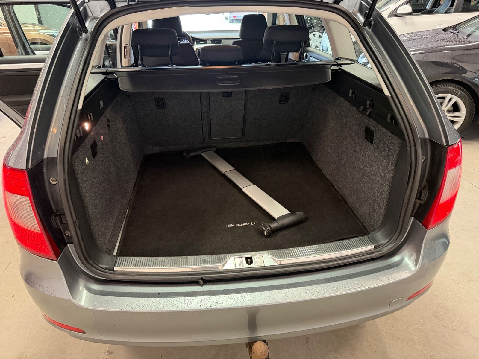 Grå Skoda Superb fra 2013