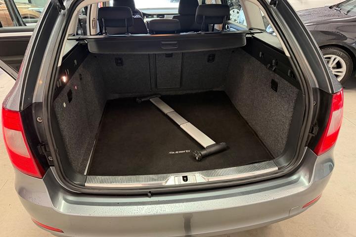 Grå Skoda Superb fra 2013