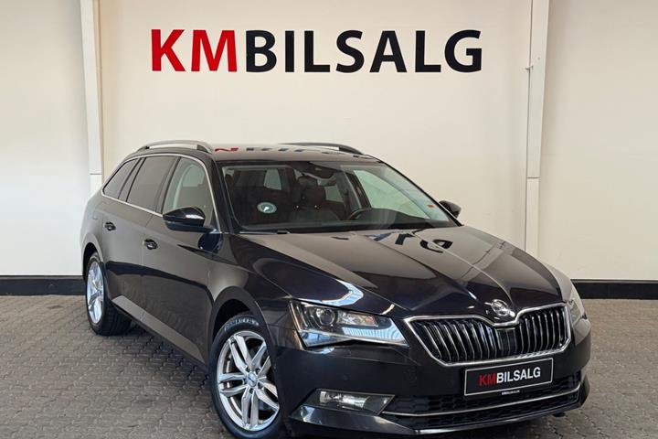 Sort Skoda Superb fra 2019