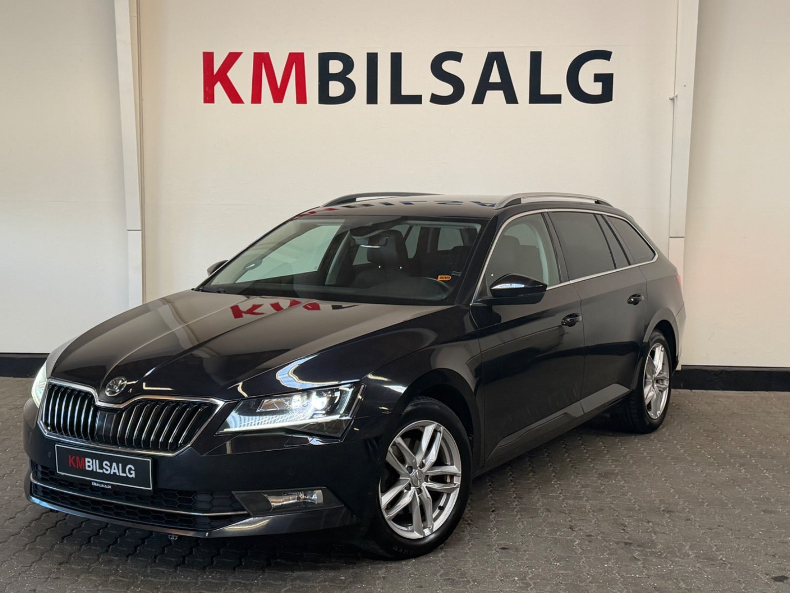 Sort Skoda Superb fra 2019